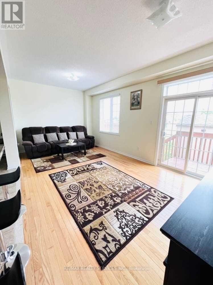 19 Sussexvale Drive, Brampton (Sandringham-Wellington), Ontario  L6R 3S1 - Photo 6 - W12782520