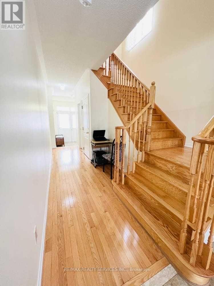 19 Sussexvale Drive, Brampton (Sandringham-Wellington), Ontario  L6R 3S1 - Photo 7 - W12782520