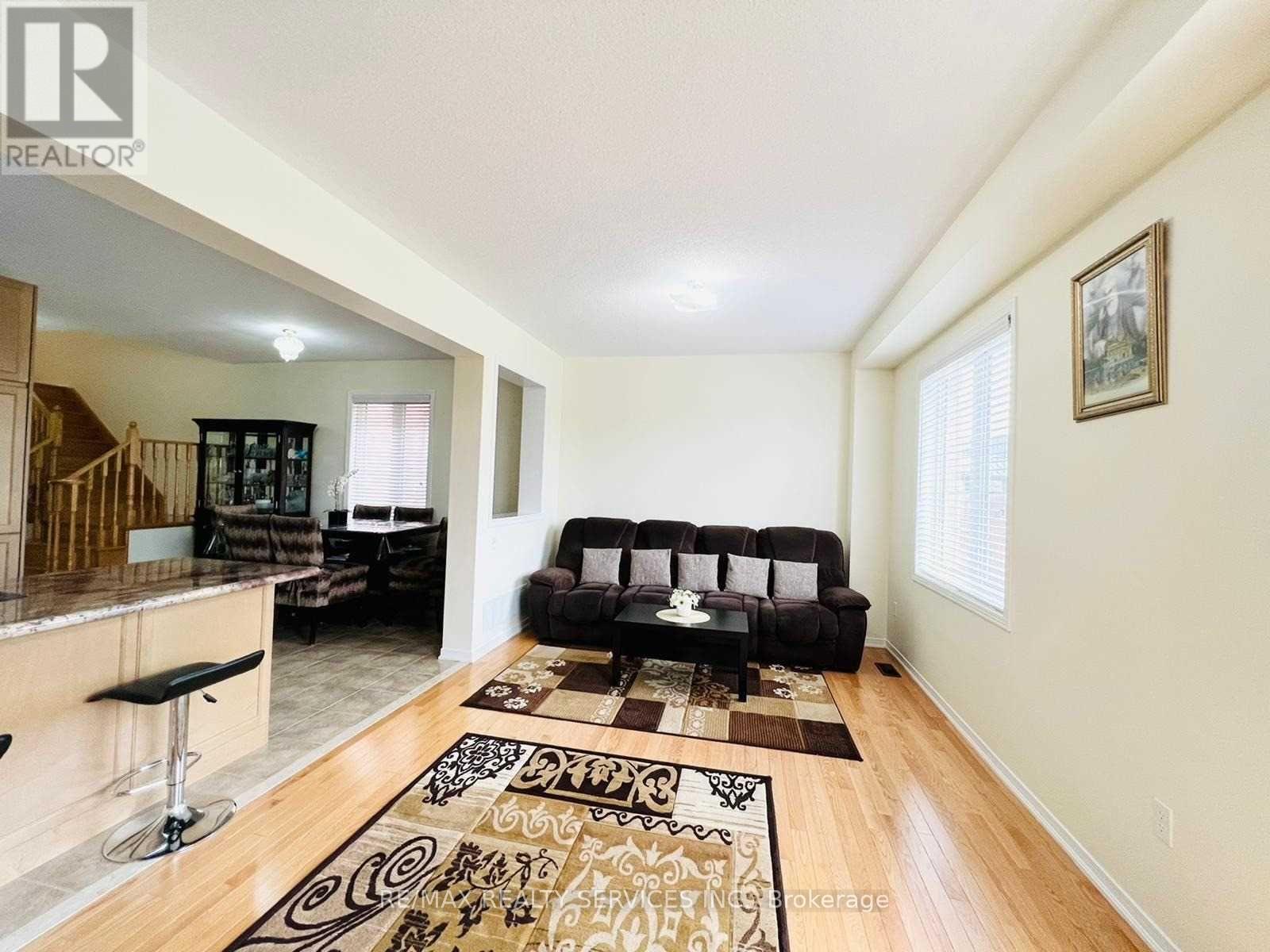 19 Sussexvale Drive, Brampton (Sandringham-Wellington), Ontario  L6R 3S1 - Photo 9 - W12782520