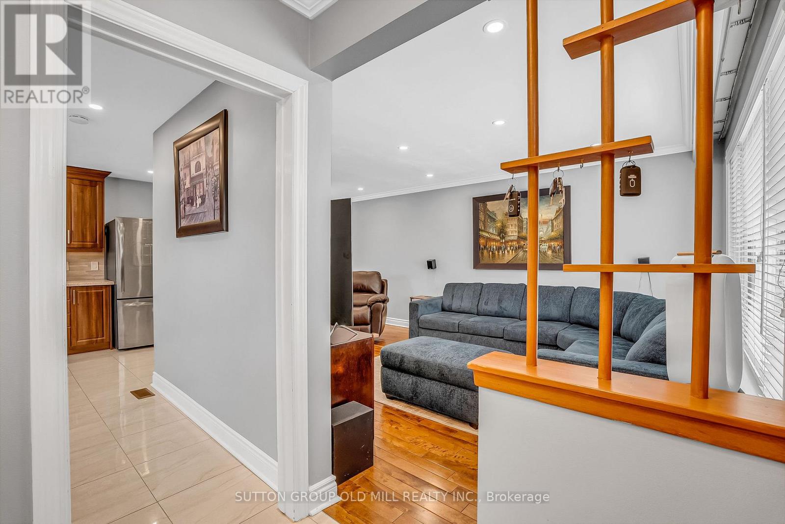 1879 Sandgate Crescent, Mississauga, Ontario  L5J 2E7 - Photo 4 - W12782600