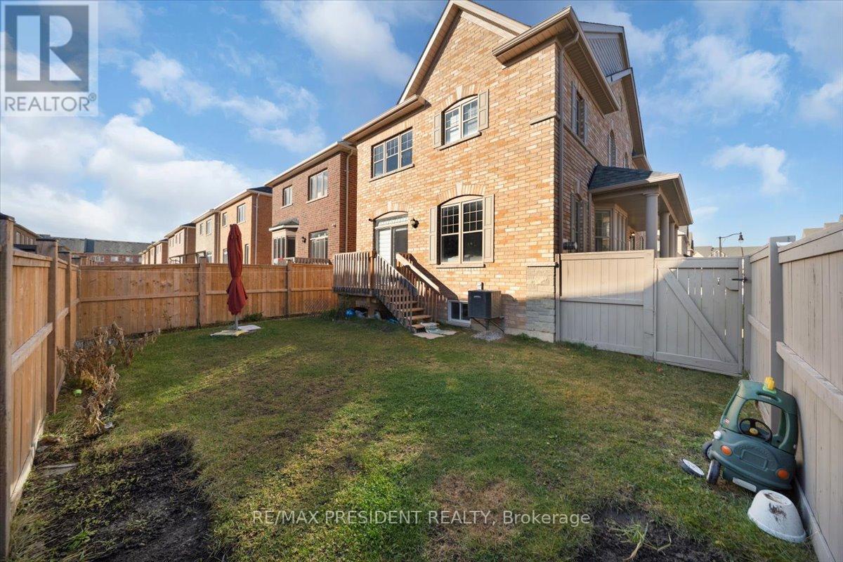 3 Dale Meadows Road, Brampton, Ontario  L7A 4Z9 - Photo 33 - W12782670