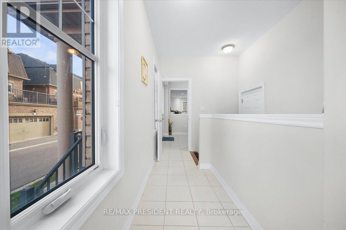 3 Dale Meadows Road, Brampton, Ontario  L7A 4Z9 - Photo 7 - W12782670