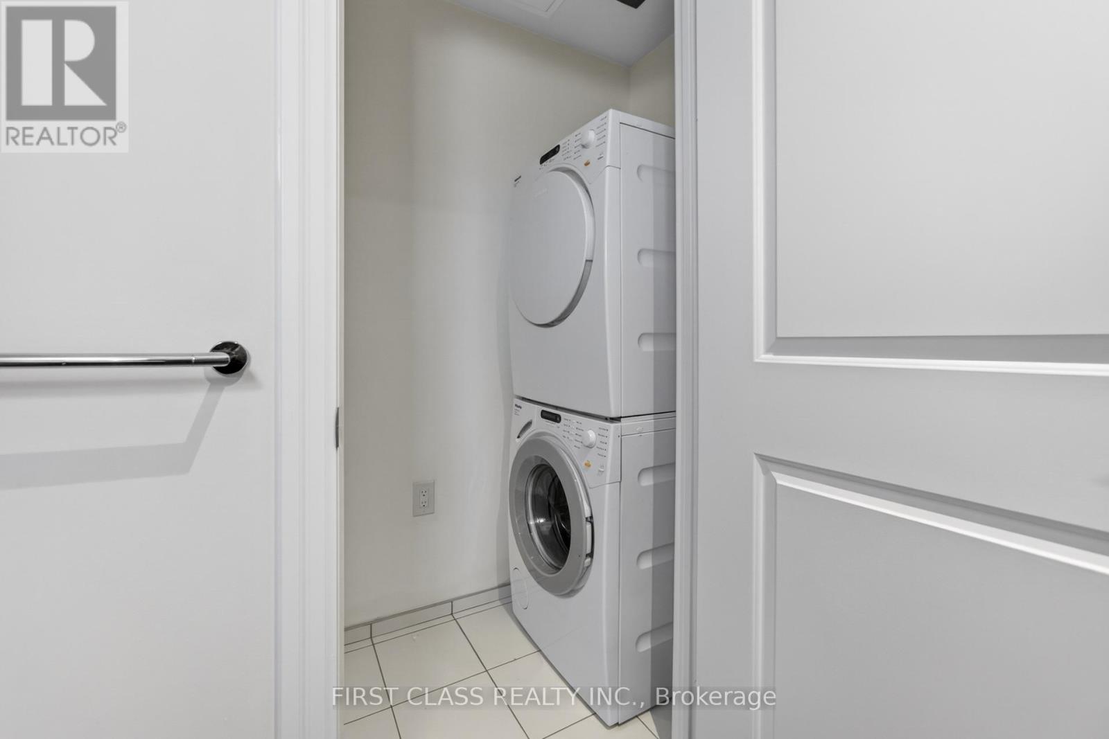 4308 - 8 The Esplanade Avenue, Toronto, Ontario  M5E 0A5 - Photo 26 - C12780706