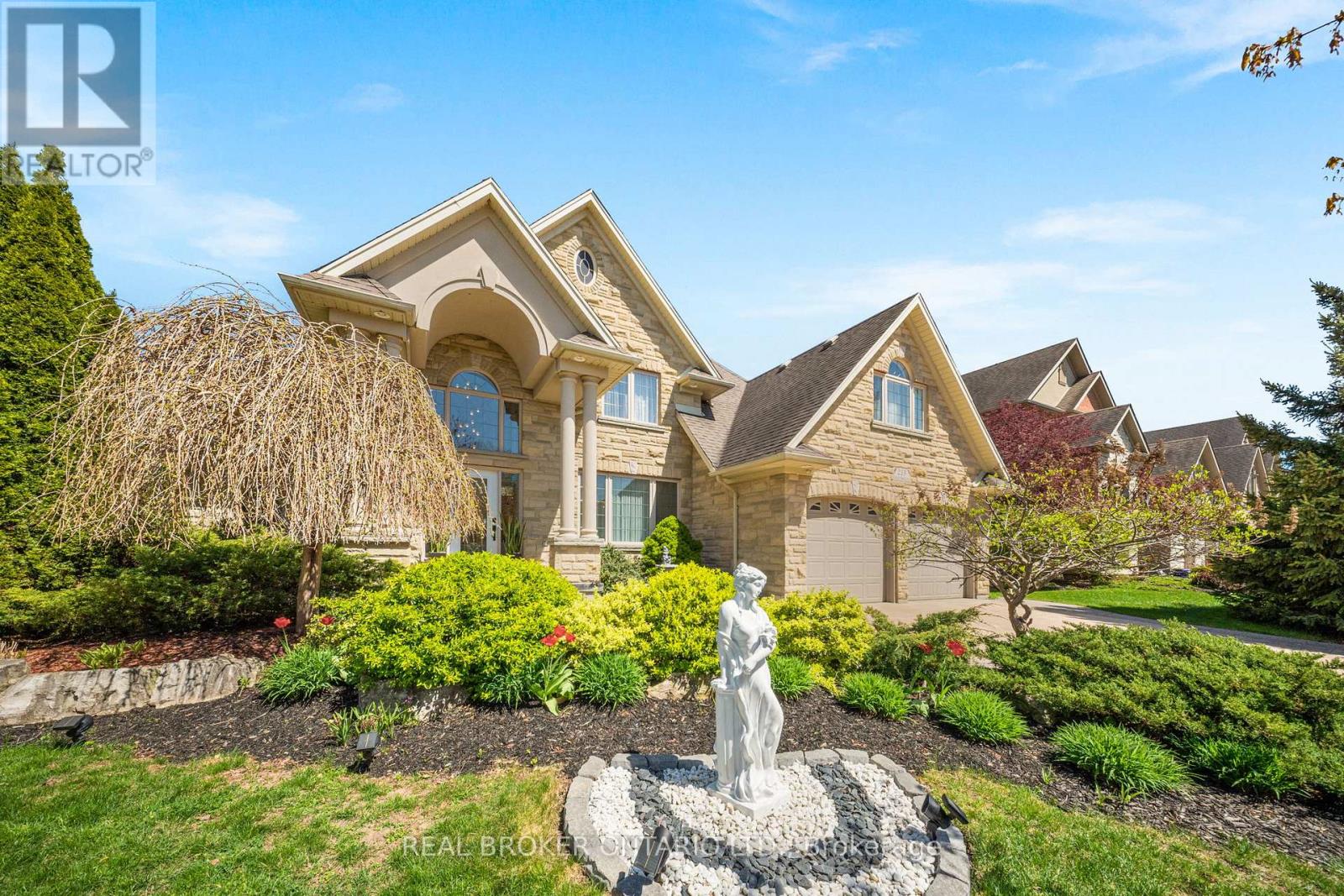 215 Black Maple Court, Kitchener, Ontario  N2P 2W8 - Photo 4 - X12782468