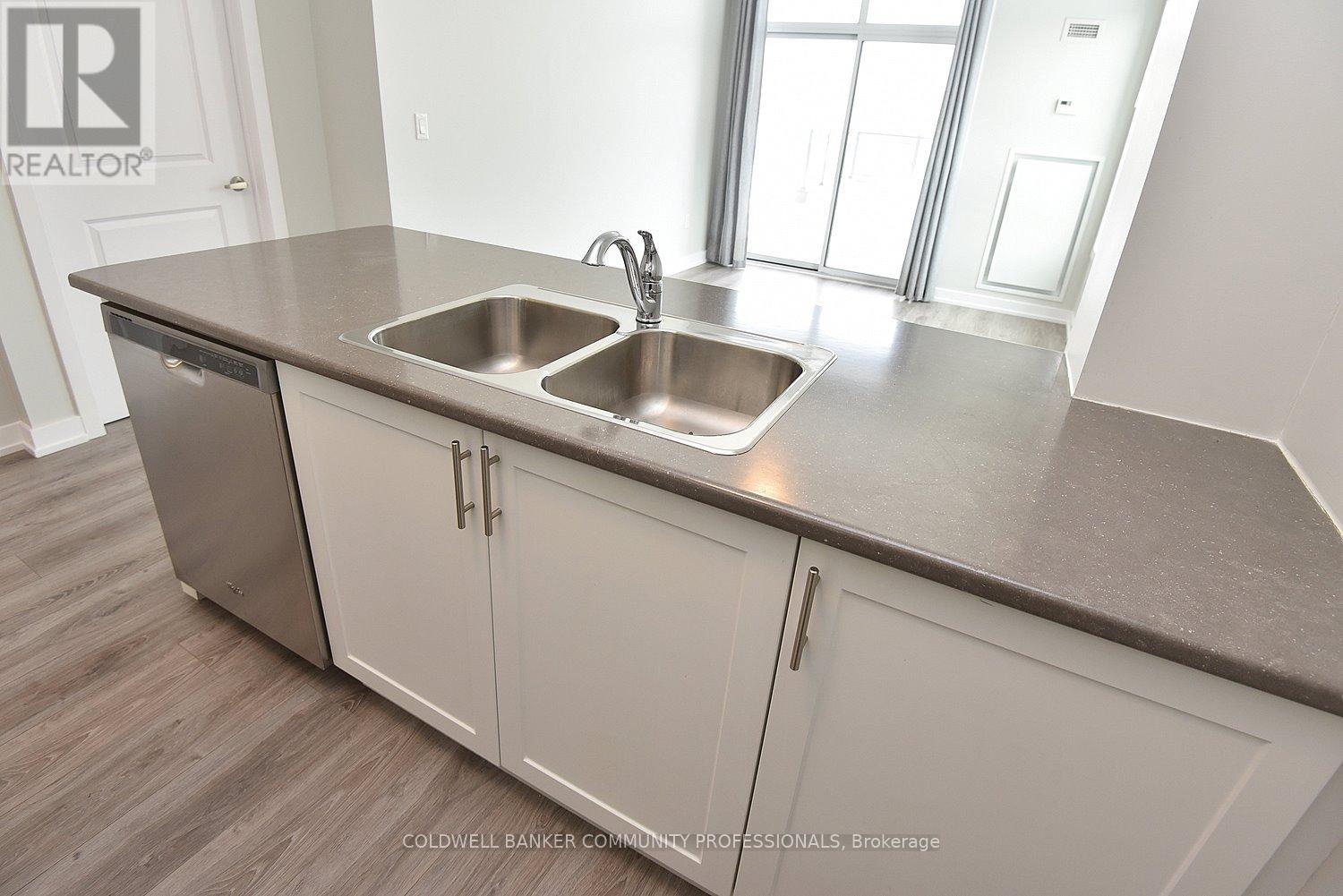 108 - 35 Southshore Crescent, Hamilton (Lakeshore), Ontario  L8E 0J2 - Photo 10 - X12782526