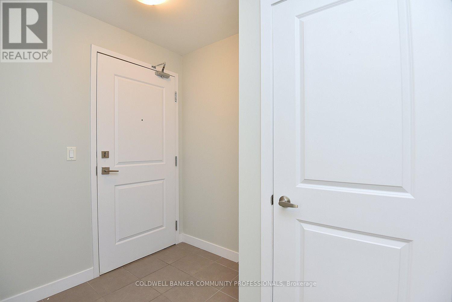 108 - 35 Southshore Crescent, Hamilton (Lakeshore), Ontario  L8E 0J2 - Photo 4 - X12782526