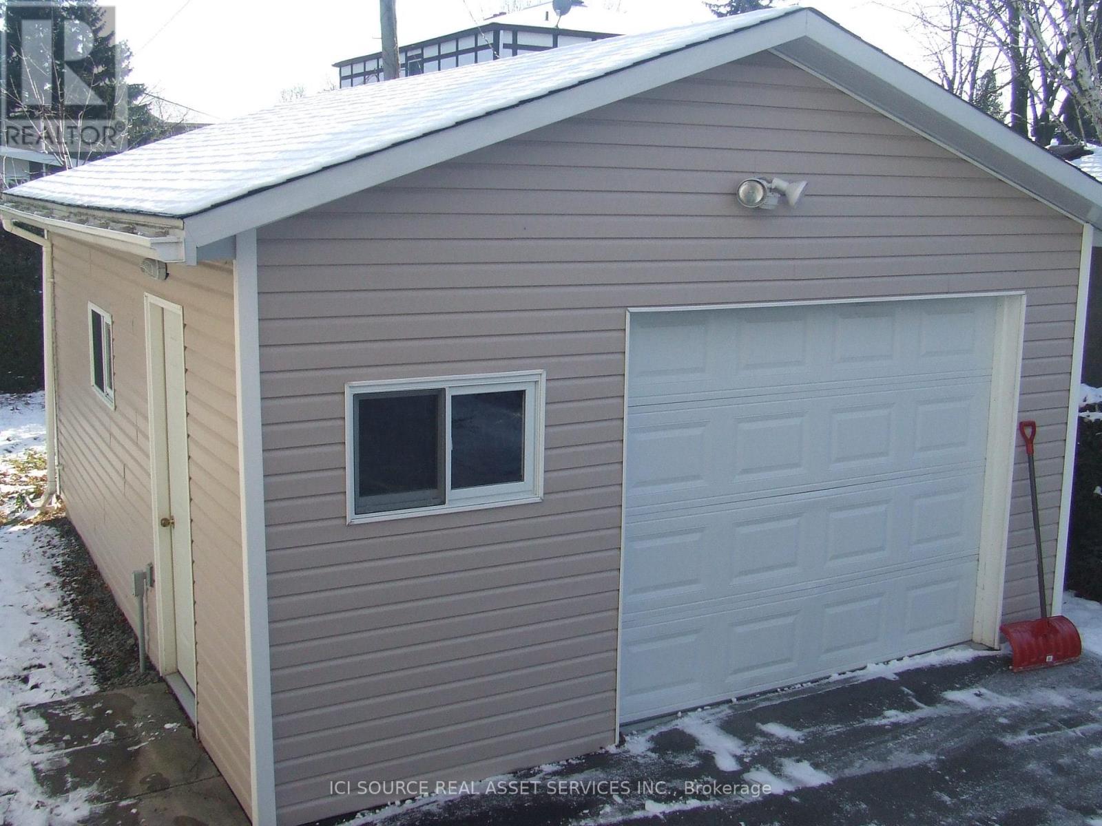 30 Sunnycrest Drive, Ottawa, Ontario  K2E 5Y2 - Photo 4 - X12782674