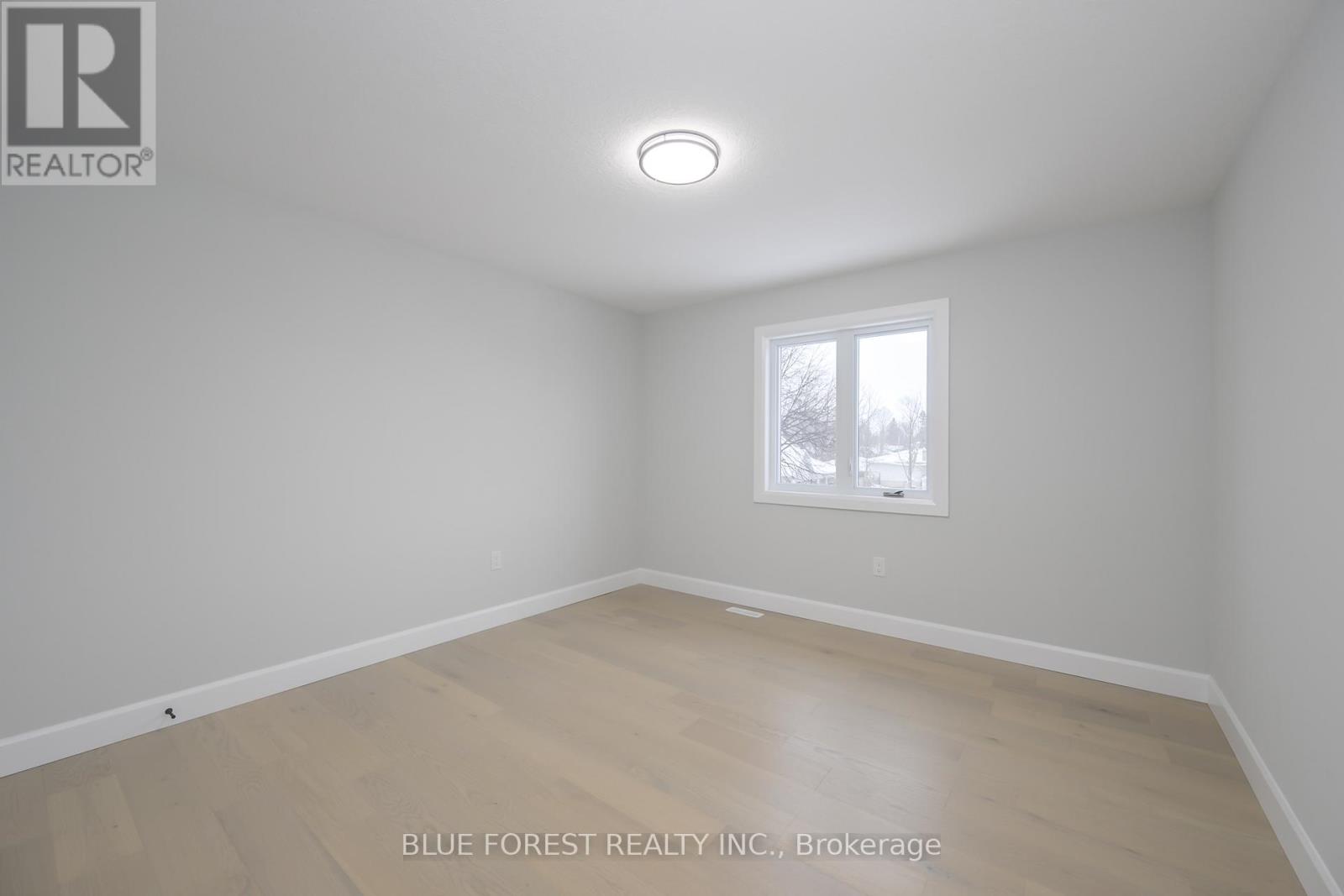 619 Lions Park Drive, Strathroy-Caradoc, Ontario  N0L 1W0 - Photo 22 - X12782726