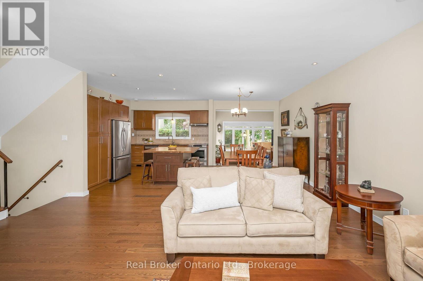 285 Surrey Drive, Oakville, Ontario  L6L 3T6 - Photo 10 - W12782844