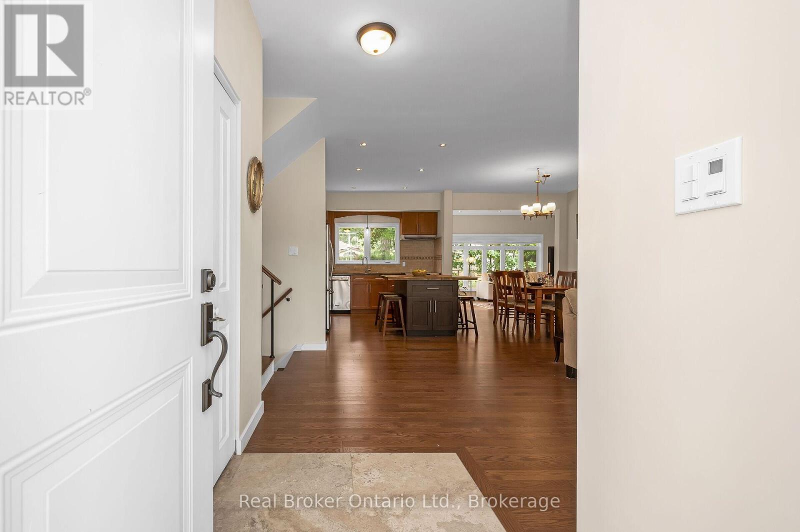 285 Surrey Drive, Oakville, Ontario  L6L 3T6 - Photo 7 - W12782844