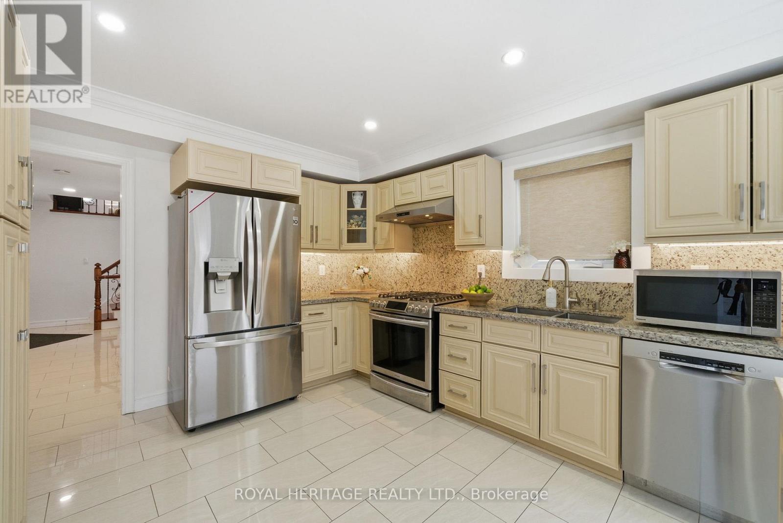 2201 Wildwood Crescent, Pickering (Brock Ridge), Ontario  L1X 2R6 - Photo 19 - E12781494