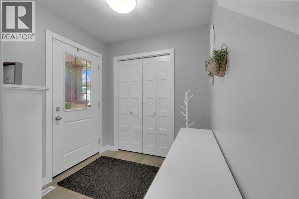 204 Augustus Way, Penhold, Alberta  T0M 1R0 - Photo 3 - A2284054