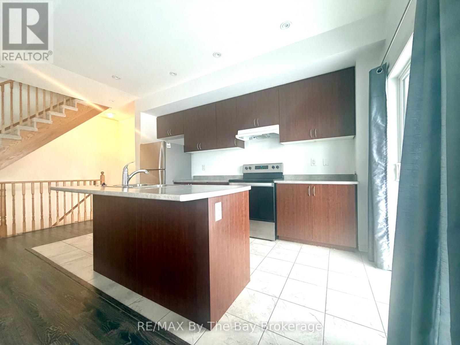 20 Hills Thistle Drive, Wasaga Beach, Ontario L9Z 0J3 - Photo 3 - S12782990