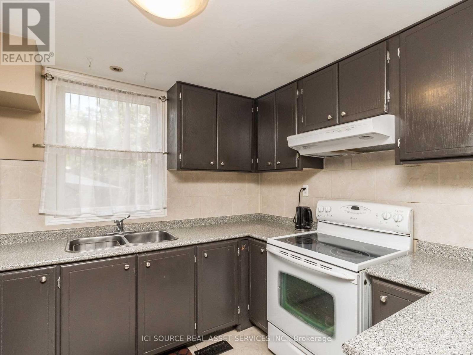 26 Mcmurchy Avenue S, Brampton, Ontario  L6Y 1Y3 - Photo 15 - W12782756