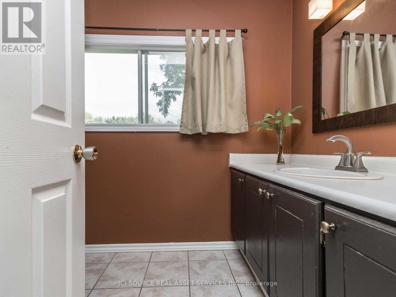 26 Mcmurchy Avenue S, Brampton, Ontario  L6Y 1Y3 - Photo 2 - W12782756