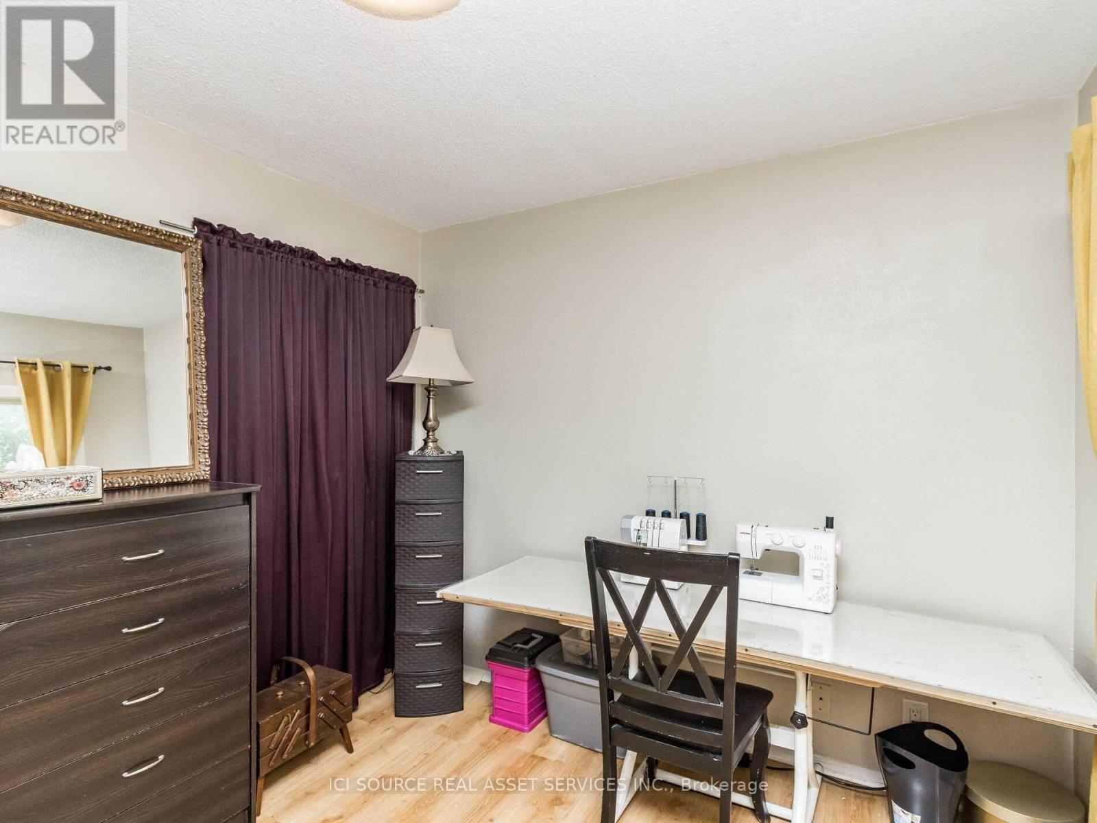 26 Mcmurchy Avenue S, Brampton, Ontario  L6Y 1Y3 - Photo 4 - W12782756