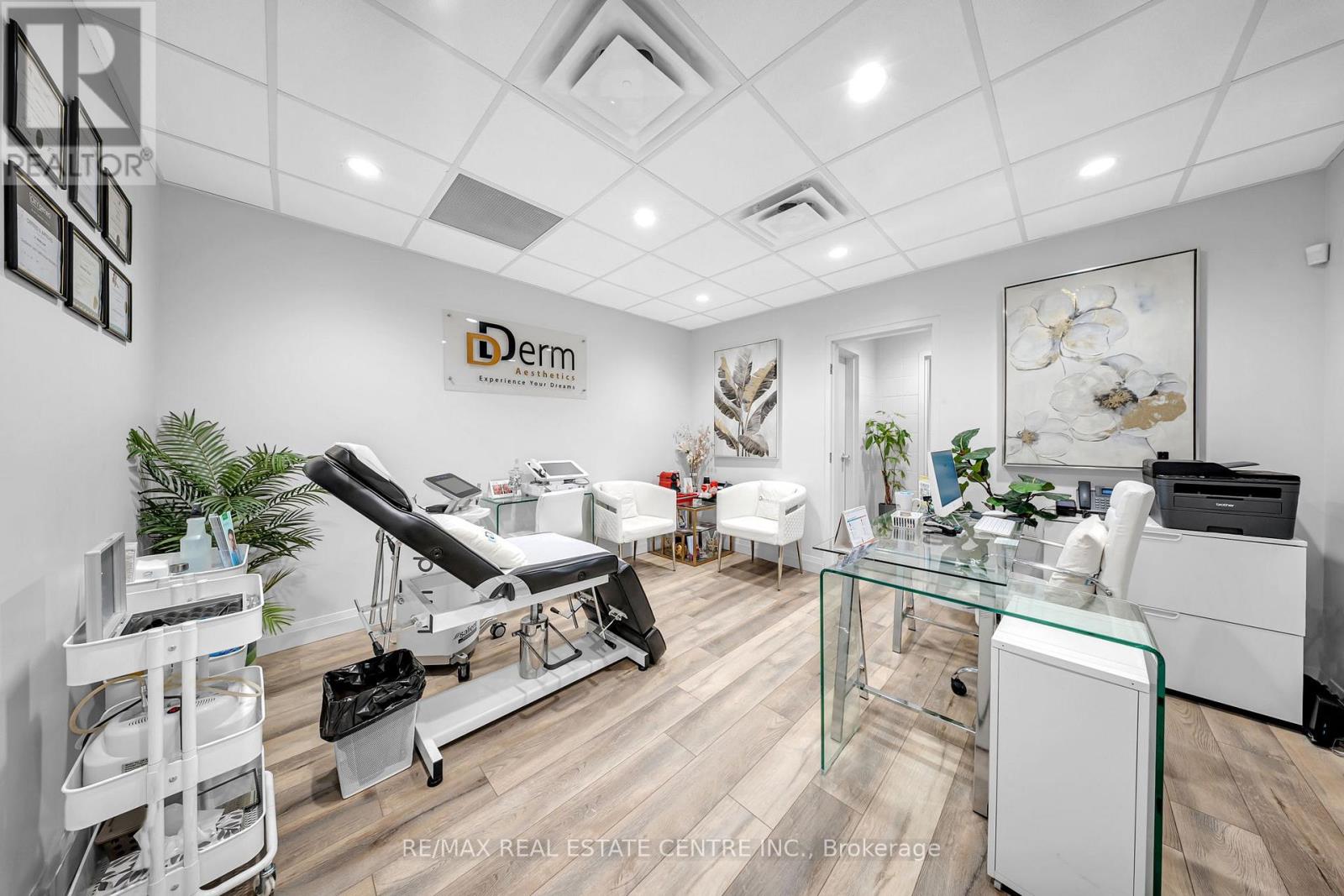 761 Brant Street, Burlington, Ontario  L7R 2H7 - Photo 4 - W12782788