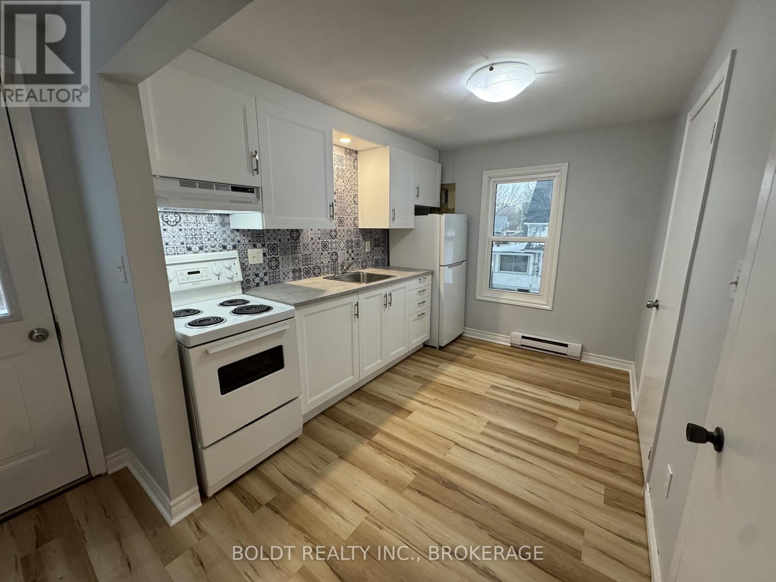 2 - 396 Oxford Avenue, Fort Erie, Ontario  L0S 1B0 - Photo 4 - X12782914