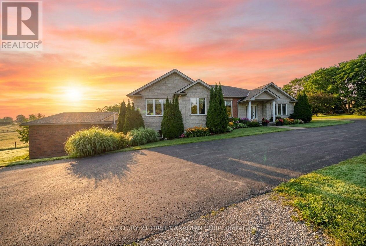 <div class="slider-price">$1,499,999</div><p>270 Mcgill Road, Brant, Ontario</p>