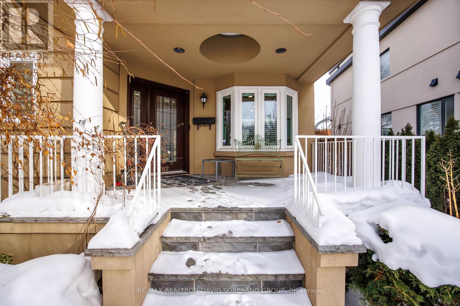 11 Thamesford Court, Toronto, Ontario  M3H 5Z9 - Photo 2 - C12782920