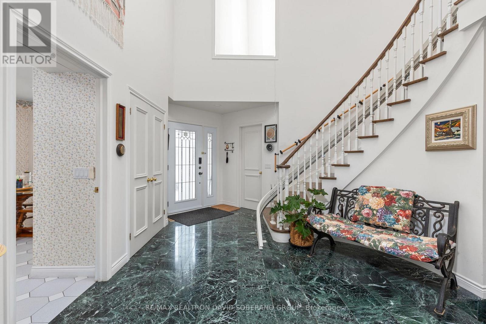 11 Thamesford Court, Toronto, Ontario  M3H 5Z9 - Photo 4 - C12782920