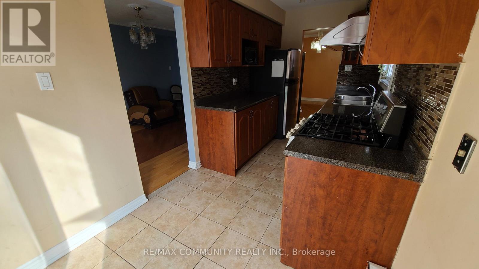 Main & 2nd Floor - 16 Fieldside Drive, Toronto, Ontario  M1V 3C5 - Photo 5 - E12783020