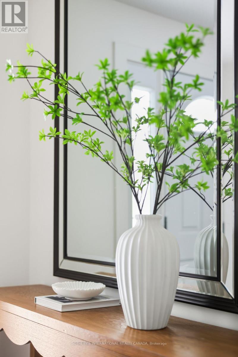 4 Dersingham Crescent, Markham, Ontario  L3T 4E7 - Photo 4 - N12782984