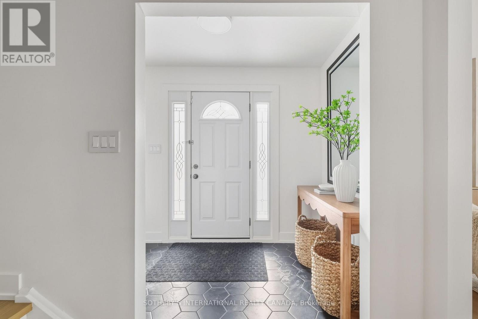 4 Dersingham Crescent, Markham, Ontario  L3T 4E7 - Photo 5 - N12782984