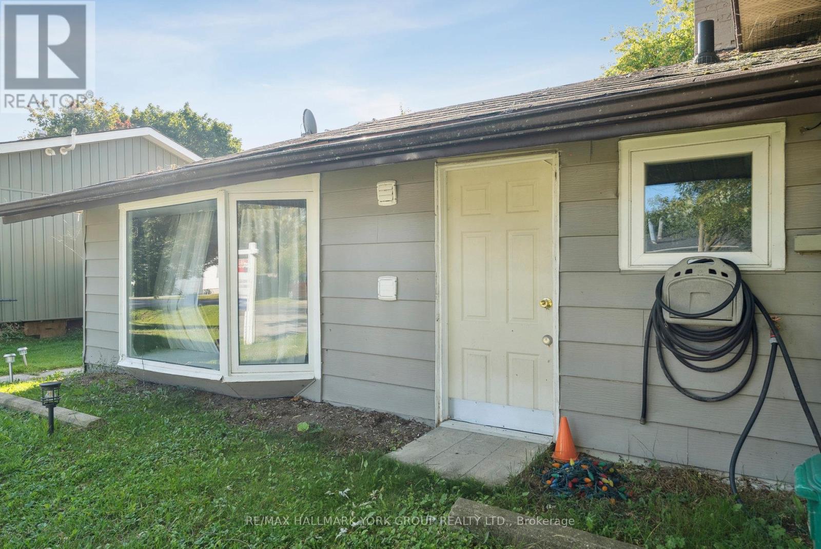 (East) - 351 Winnifred Drive, Georgina, Ontario  L4P 3B6 - Photo 2 - N12783004