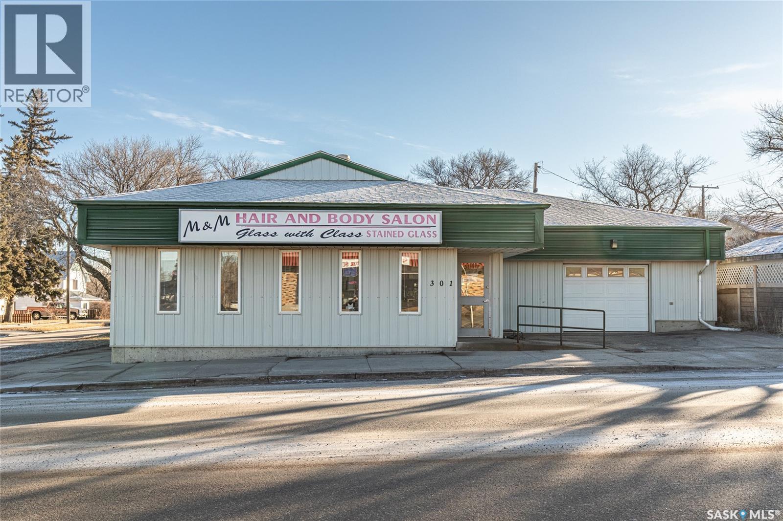 301 4th Avenue Sw, Moose Jaw, Saskatchewan  S6H 5V2 - Photo 1 - SK028433