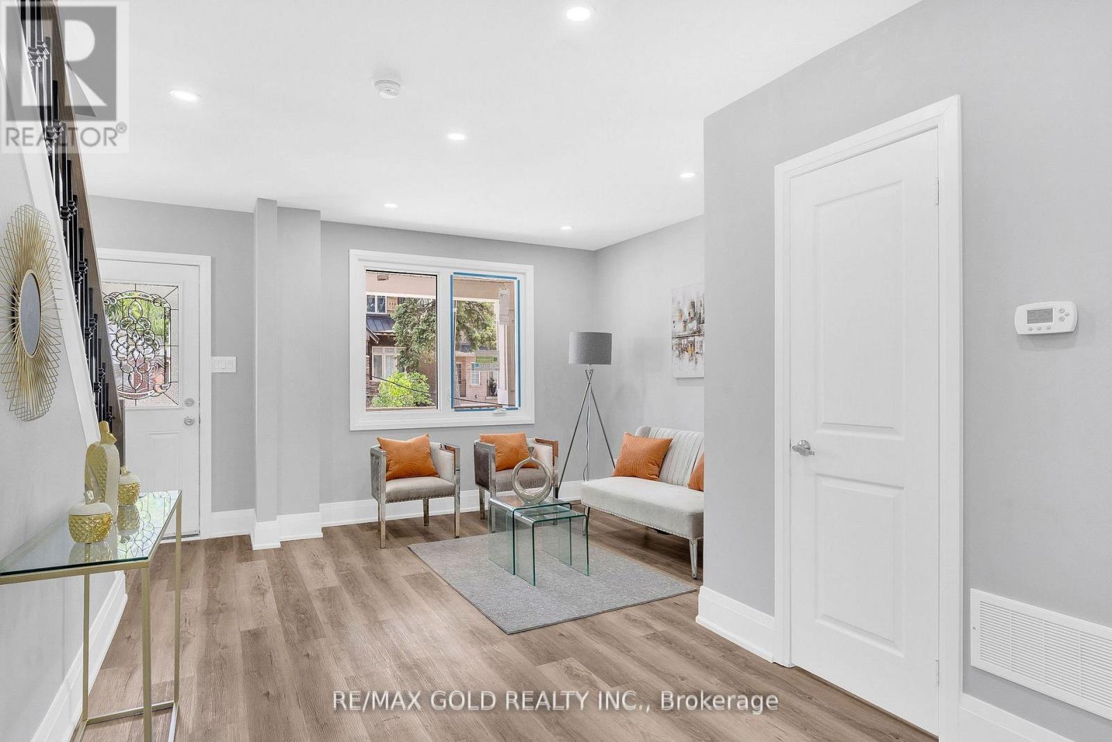 8 Fairglen Crescent, Toronto, Ontario  M9N 1S2 - Photo 10 - W12782896