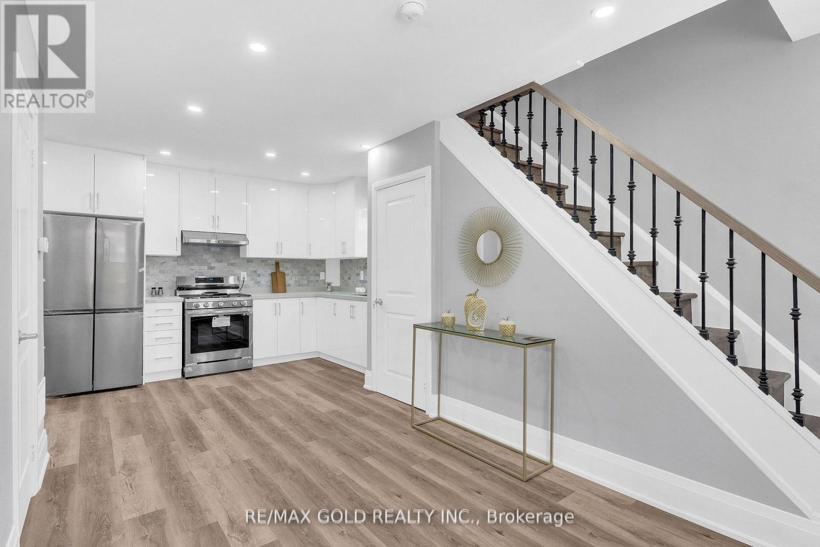 8 Fairglen Crescent, Toronto, Ontario  M9N 1S2 - Photo 11 - W12782896