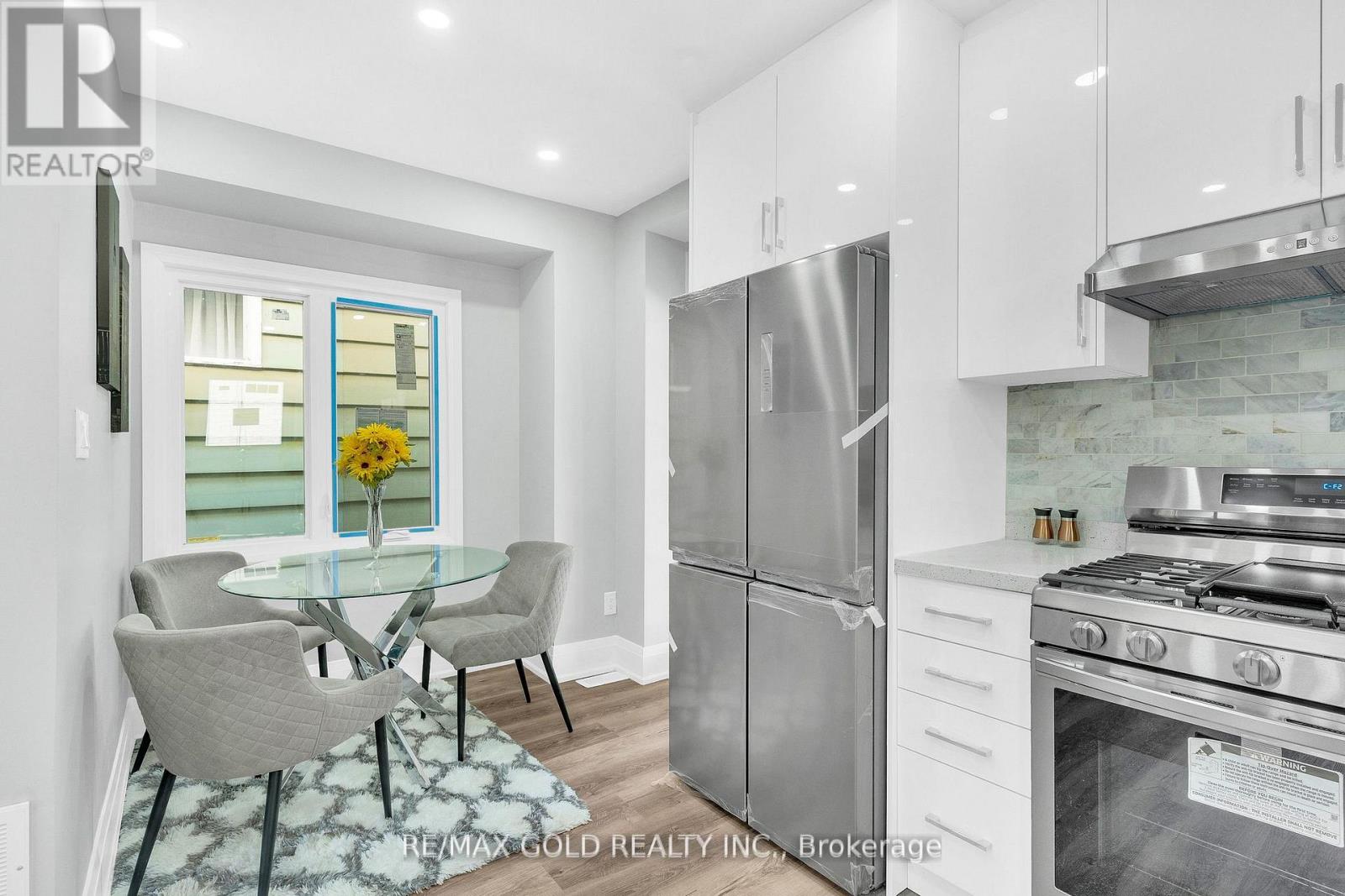 8 Fairglen Crescent, Toronto, Ontario  M9N 1S2 - Photo 12 - W12782896