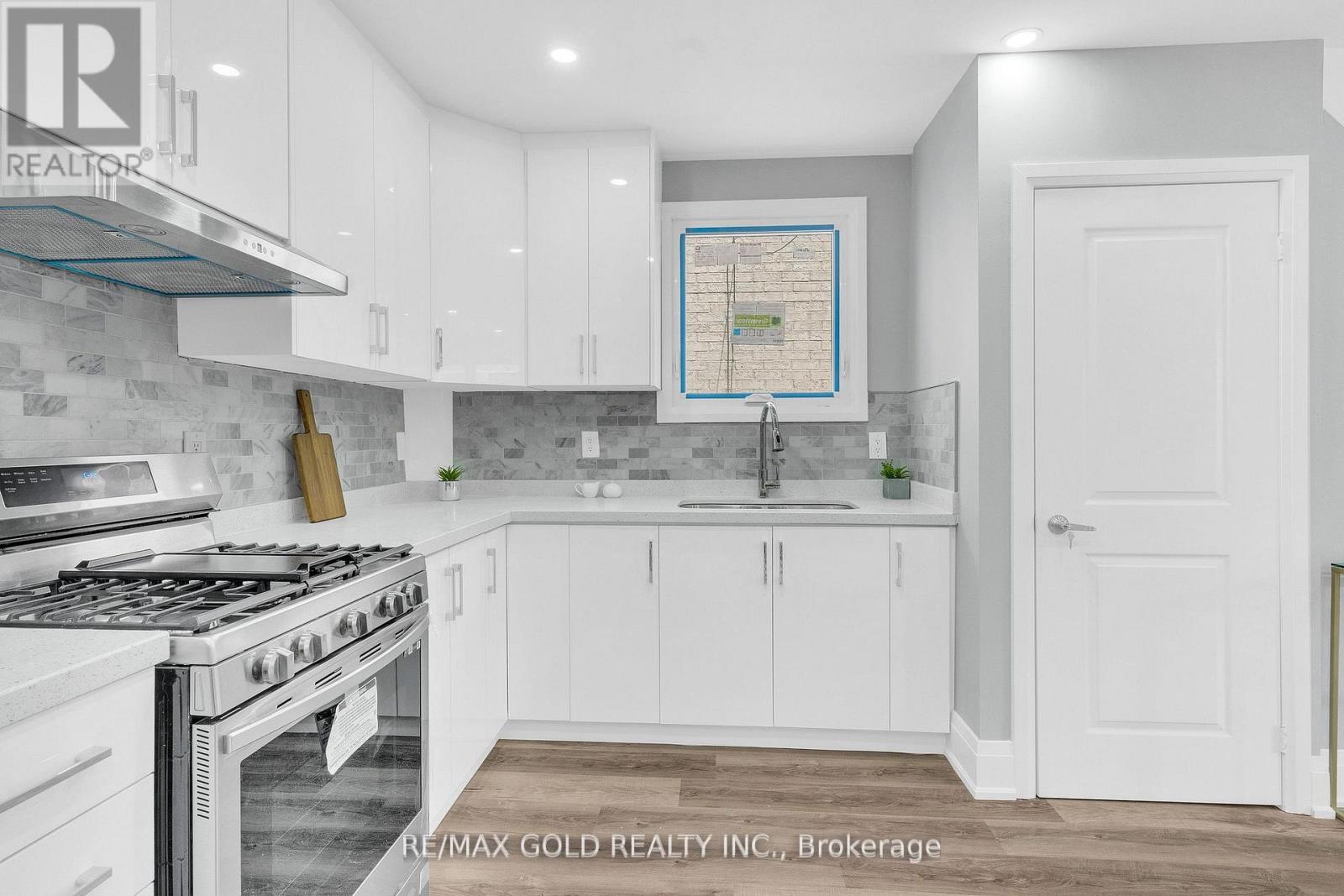 8 Fairglen Crescent, Toronto, Ontario  M9N 1S2 - Photo 14 - W12782896