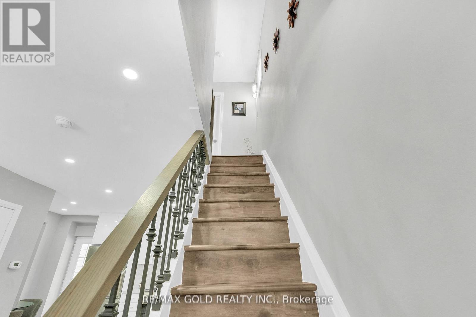 8 Fairglen Crescent, Toronto, Ontario  M9N 1S2 - Photo 17 - W12782896