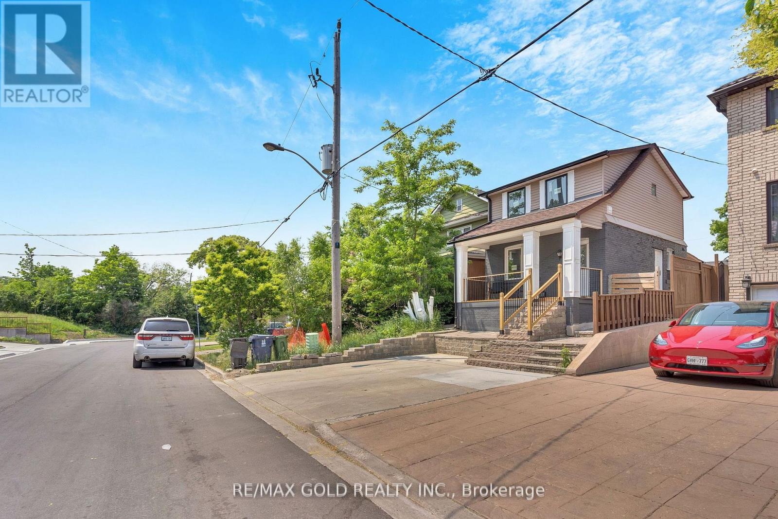 8 Fairglen Crescent, Toronto, Ontario  M9N 1S2 - Photo 2 - W12782896