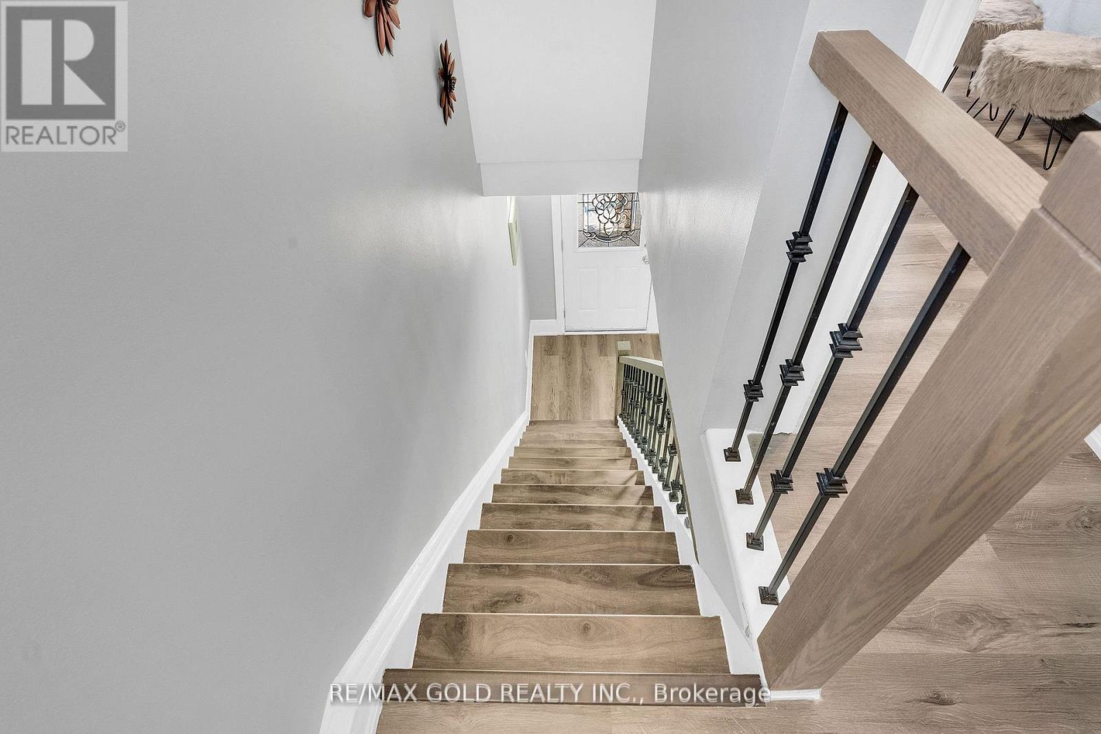 8 Fairglen Crescent, Toronto, Ontario  M9N 1S2 - Photo 26 - W12782896