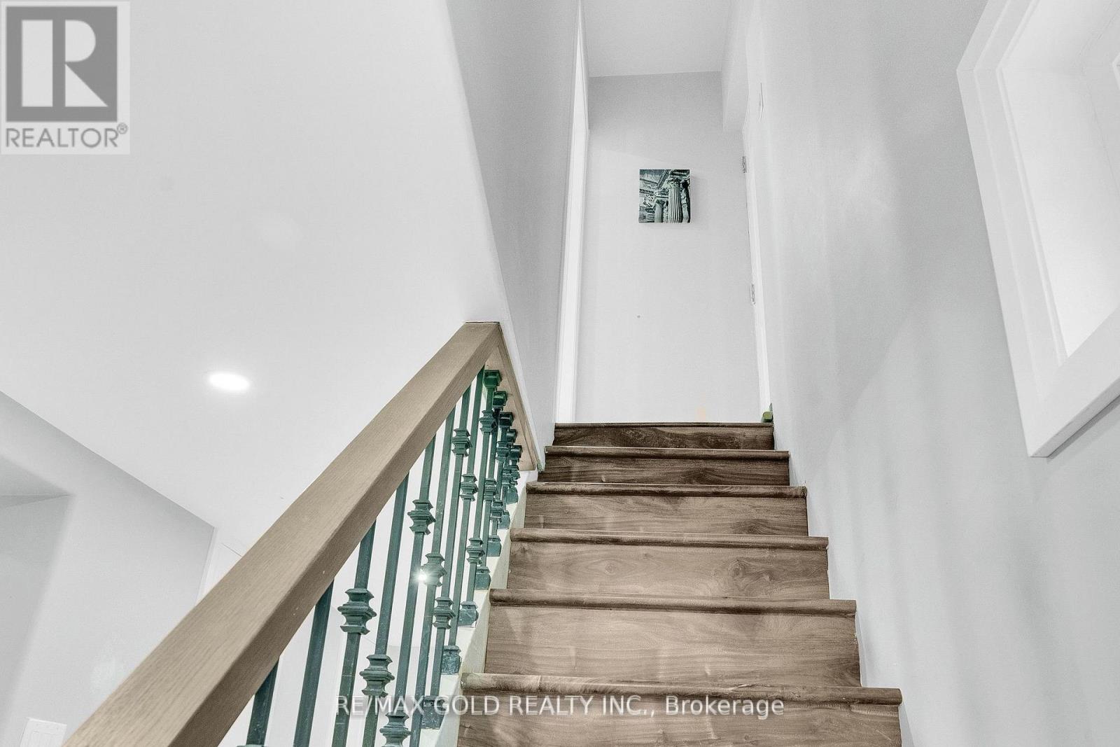 8 Fairglen Crescent, Toronto, Ontario  M9N 1S2 - Photo 28 - W12782896