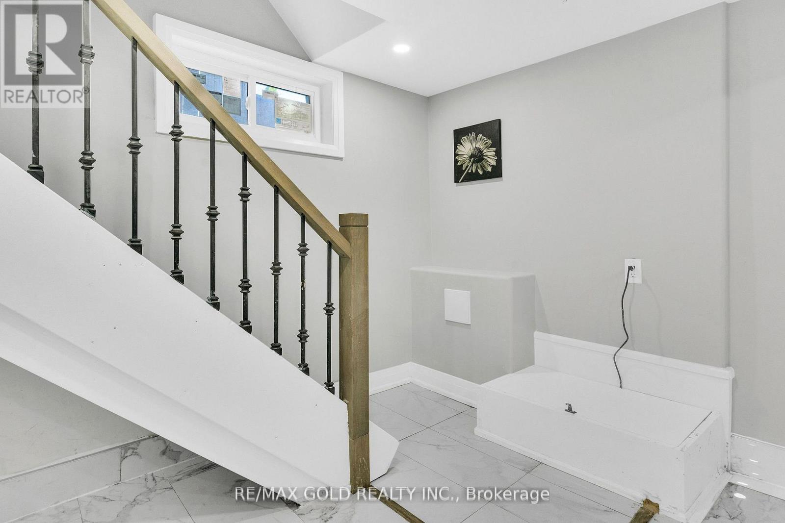 8 Fairglen Crescent, Toronto, Ontario  M9N 1S2 - Photo 29 - W12782896