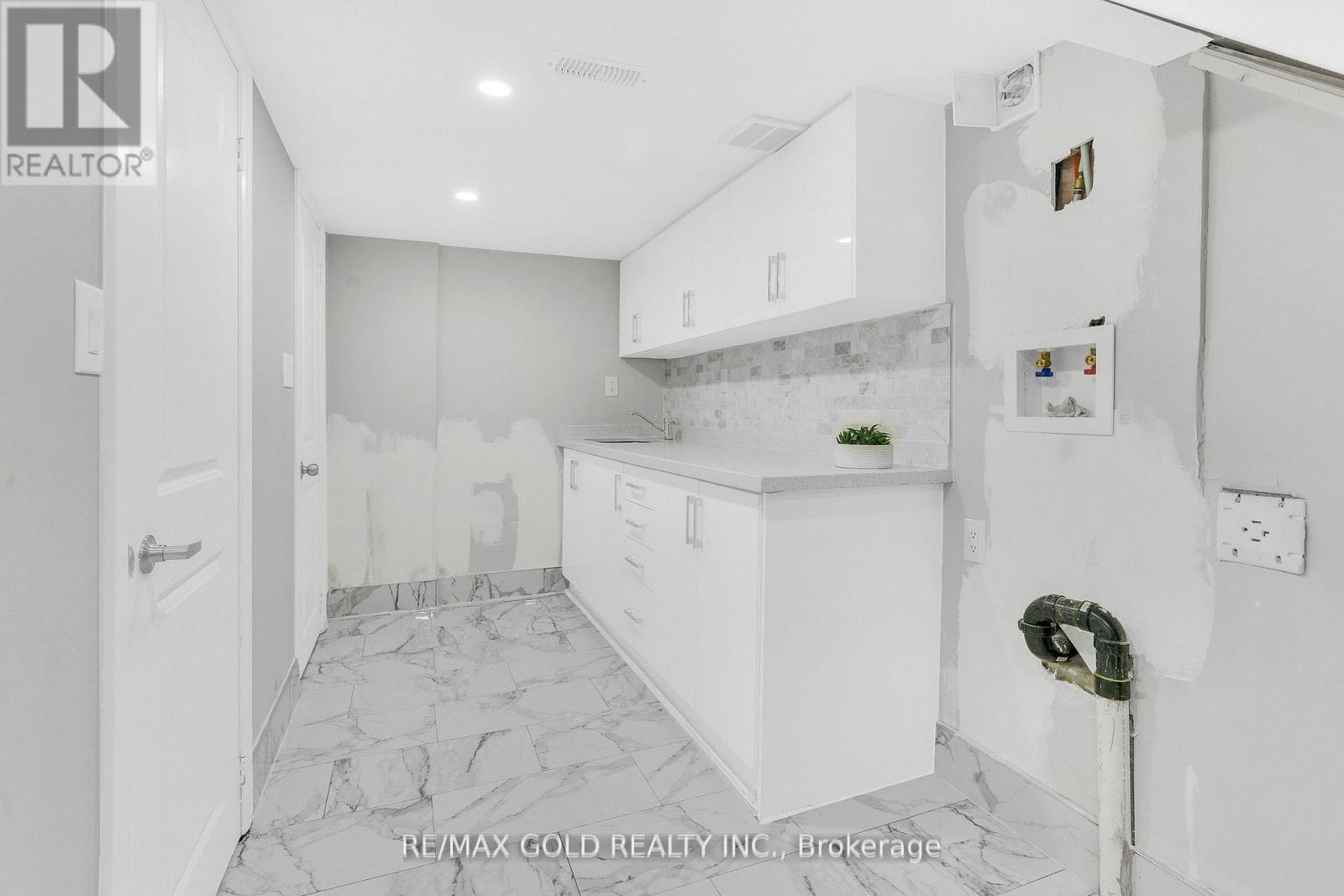 8 Fairglen Crescent, Toronto, Ontario  M9N 1S2 - Photo 32 - W12782896