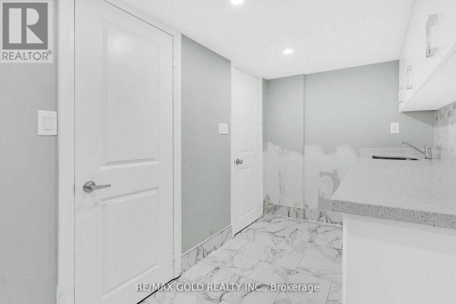 8 Fairglen Crescent, Toronto, Ontario  M9N 1S2 - Photo 33 - W12782896