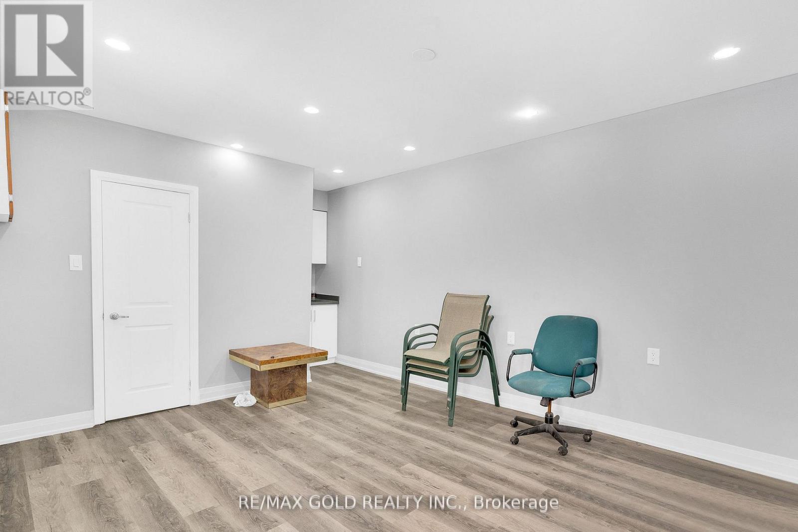 8 Fairglen Crescent, Toronto, Ontario  M9N 1S2 - Photo 37 - W12782896