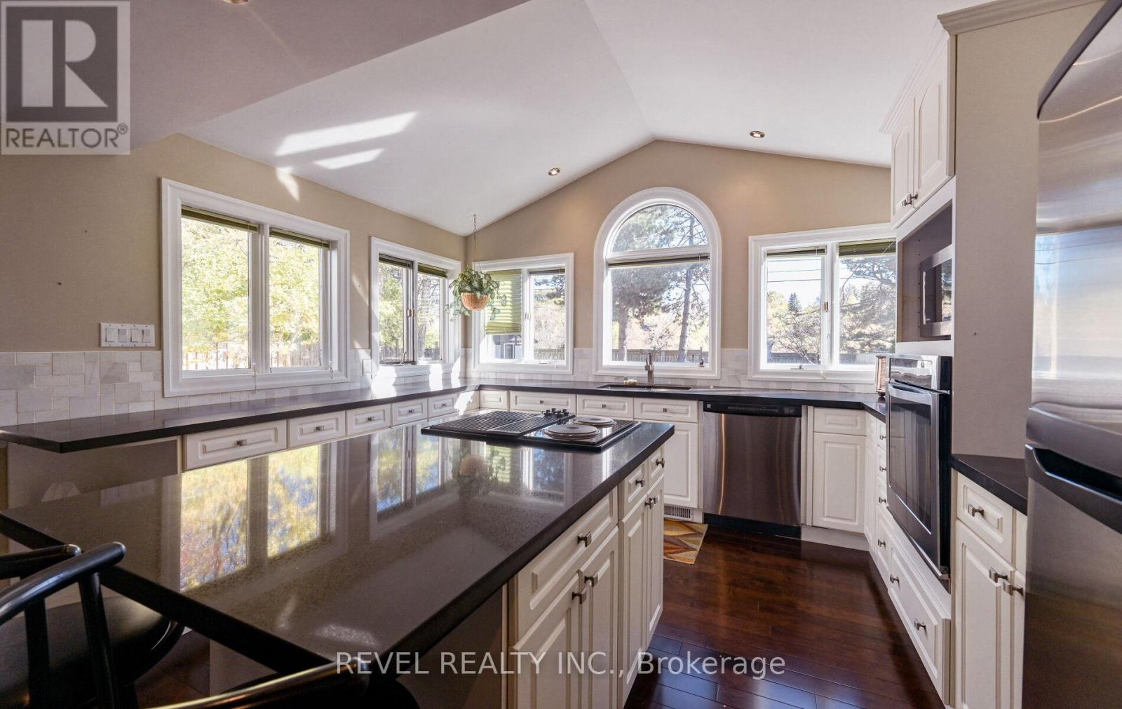 1034 Fredonia Drive, Mississauga, Ontario  L5C 2W4 - Photo 10 - W12782898