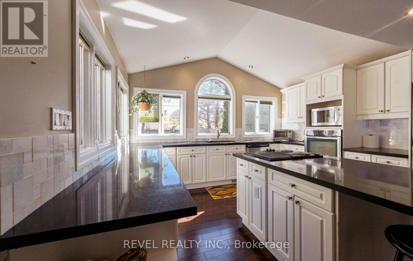 1034 Fredonia Drive, Mississauga, Ontario  L5C 2W4 - Photo 11 - W12782898