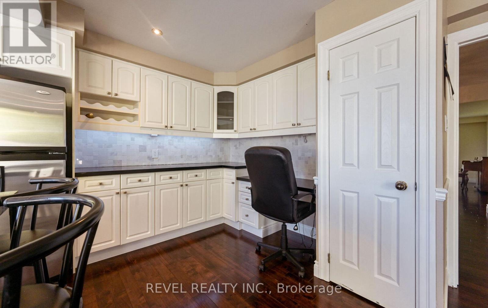 1034 Fredonia Drive, Mississauga, Ontario  L5C 2W4 - Photo 13 - W12782898