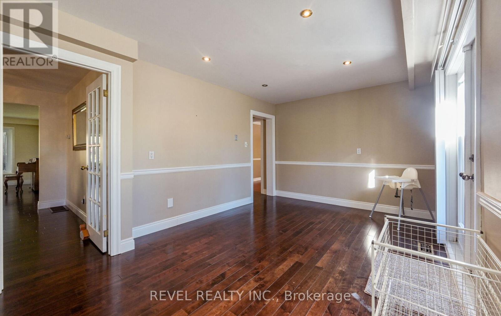 1034 Fredonia Drive, Mississauga, Ontario  L5C 2W4 - Photo 14 - W12782898