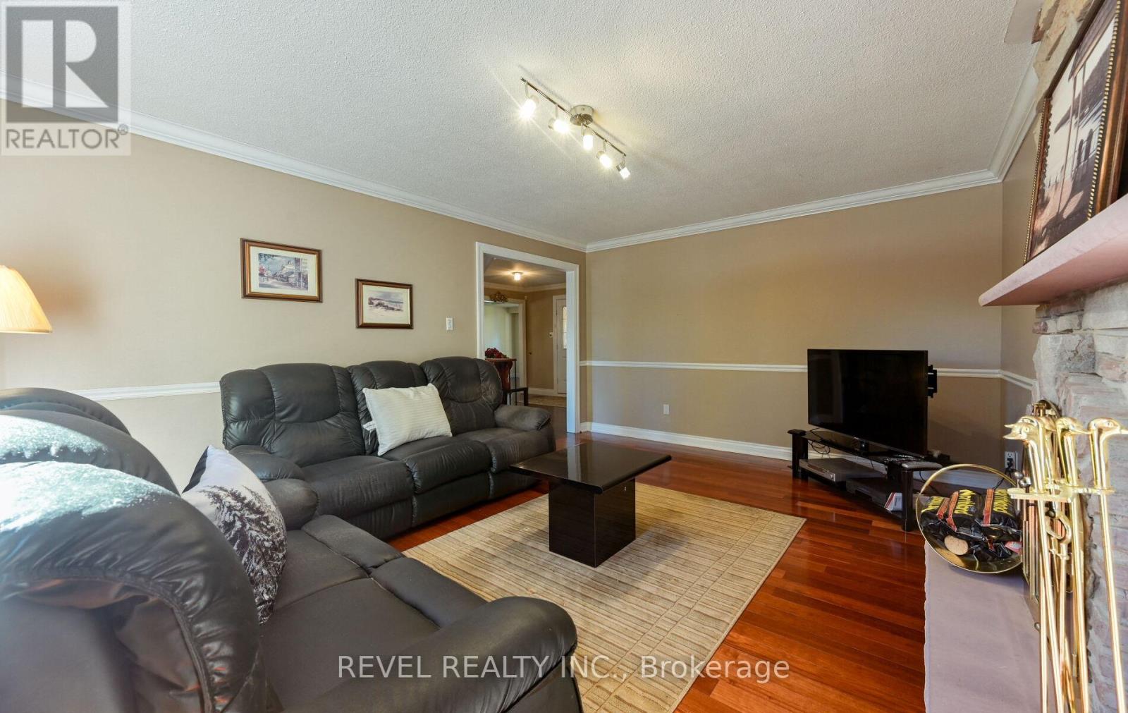 1034 Fredonia Drive, Mississauga, Ontario  L5C 2W4 - Photo 16 - W12782898