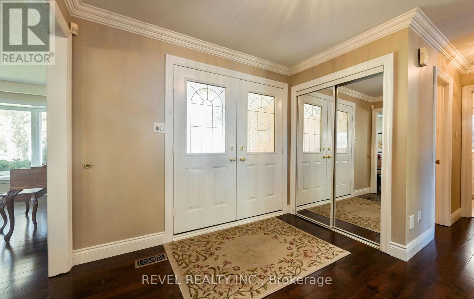 1034 Fredonia Drive, Mississauga, Ontario  L5C 2W4 - Photo 5 - W12782898