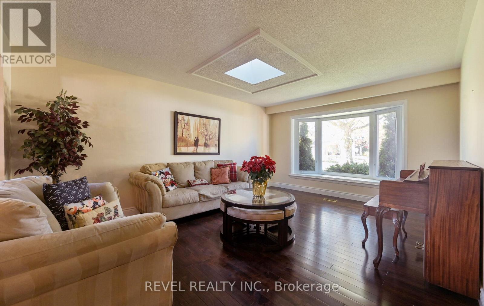 1034 Fredonia Drive, Mississauga, Ontario  L5C 2W4 - Photo 7 - W12782898