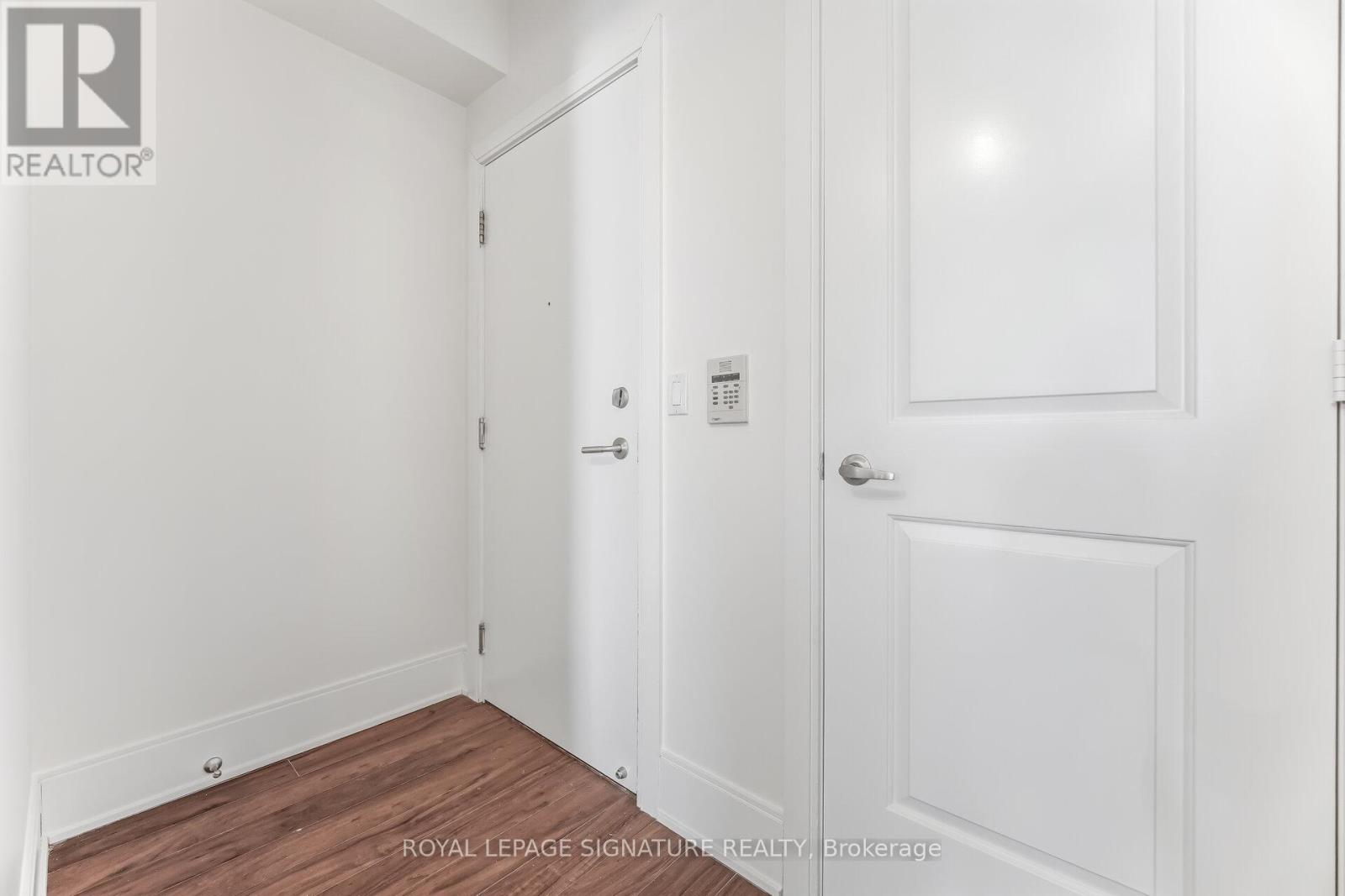 1402 - 330 Burnhamthorpe Road W, Mississauga, Ontario  L5B 0E1 - Photo 9 - W12782904